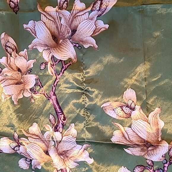 🌸Green Floral Scarf, 35"x 35" - Picture 4 of 4